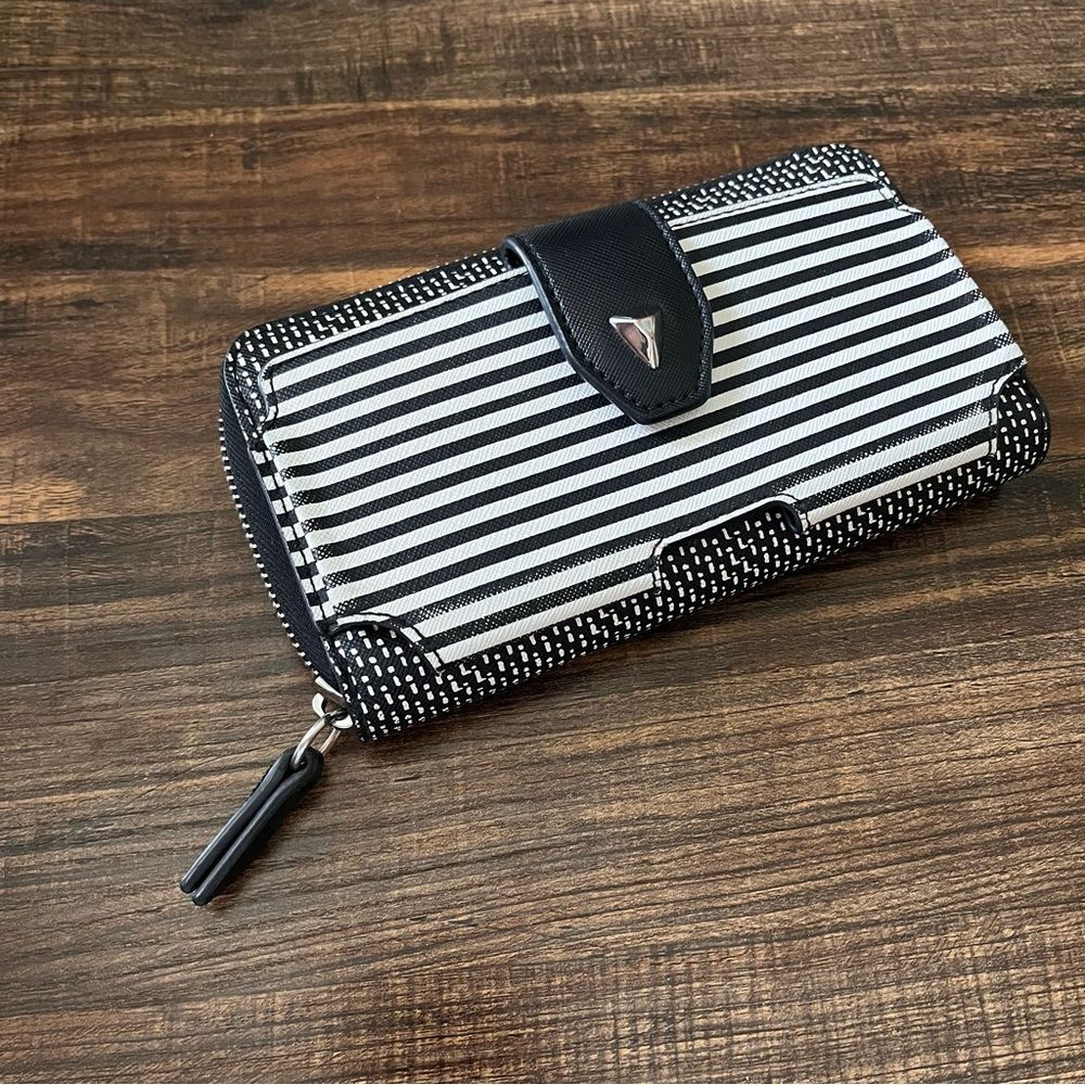Stella & Dot Penny for Your Thoughts Black and White Zip Around Wallet